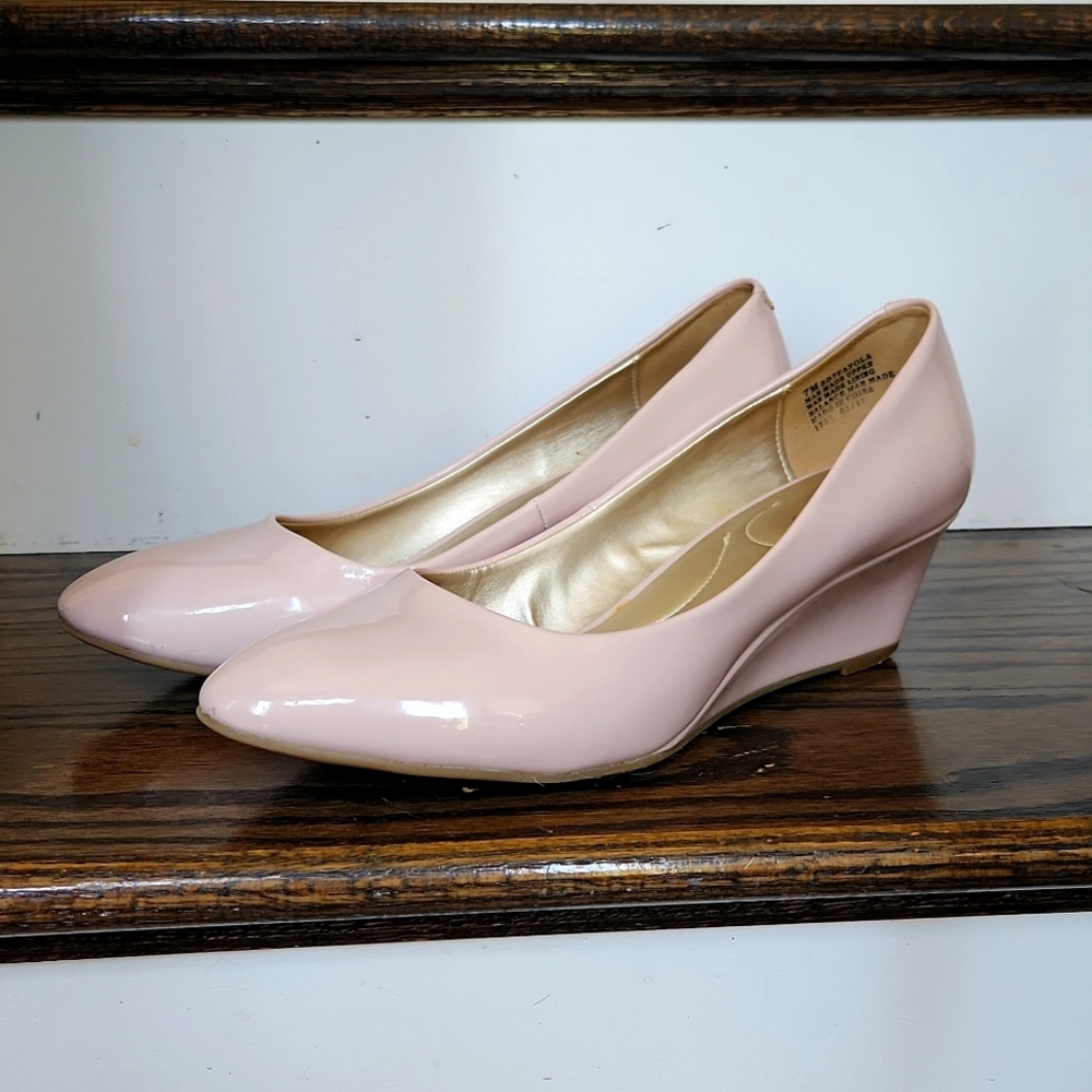 Good condition, light pink Bandolino wedges, size 7,